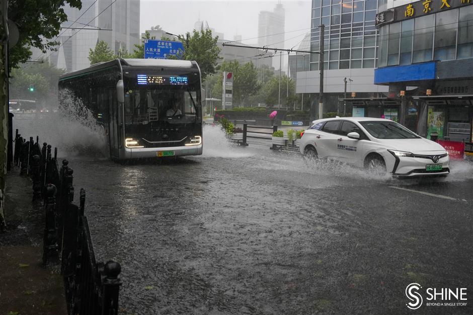 Pada pukul 11: 00 waktu setempat Biro Meteorologi Shanghai meningkatkan peringatan badai hujan dari kuning menjadi oranye memperkirakan curah hujan lebih dari 100 mm di banyak wilayah dalam enam jam ke depan