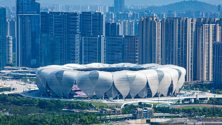 Perenang Qin Haiyan dan pemain bola basket Yang Liwei diumumkan pada hari Jumat sebagai pembawa bendera delegasi Tiongkok pada upacara pembukaan Asian Games Hangzhou
