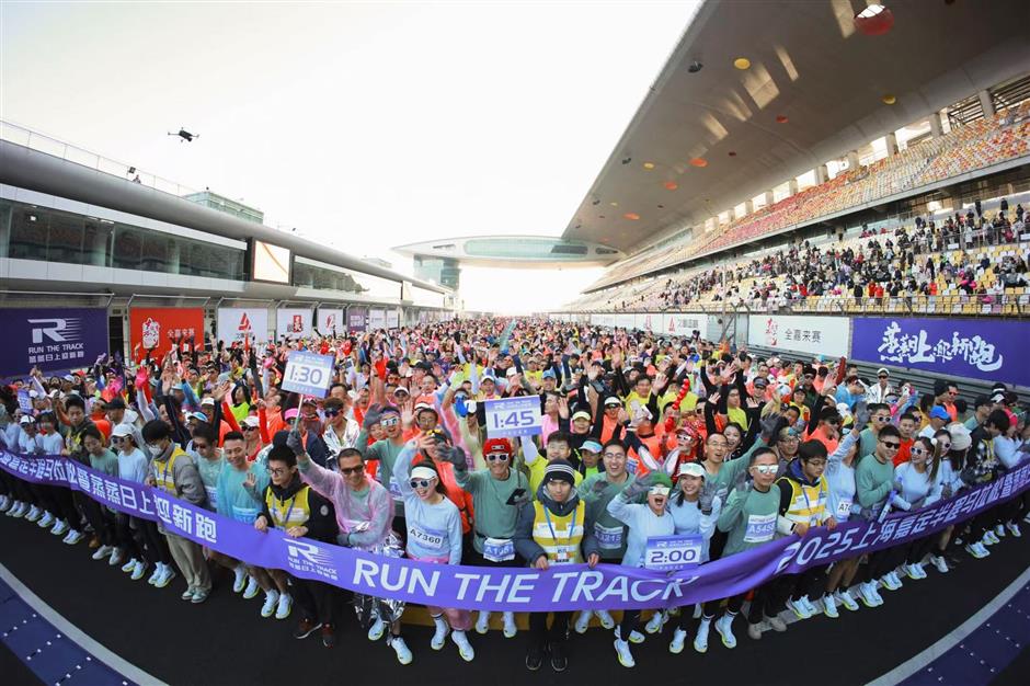 Lebih dari 10000 pelari berkumpul di Sirkuit Internasional Shanghai di Distrik Jiading pada hari pertama Tahun Baru untuk Run The Track 2025 Sekitar 6000 orang mengambil bagian dalam setengah maraton sepanjang 21 kilometer