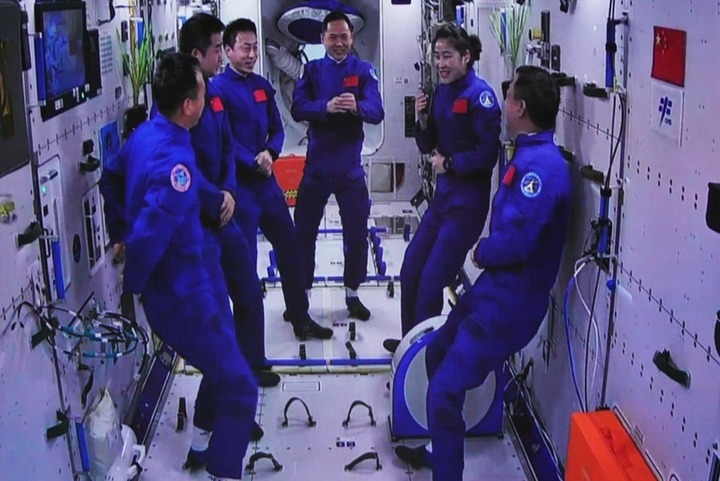 Badan Antariksa Berawak Tiongkok(China Manned Space Agency/CMSA) mengatakan para taikonaut Shenzhou-15 yang berada di stasiun luar angkasa Tiangong milik Tingkok yang mengorbit berhasil menyelesaikan aktivitas di luar wahana antariksa (spacewalk) kedua mereka baru-baru ini