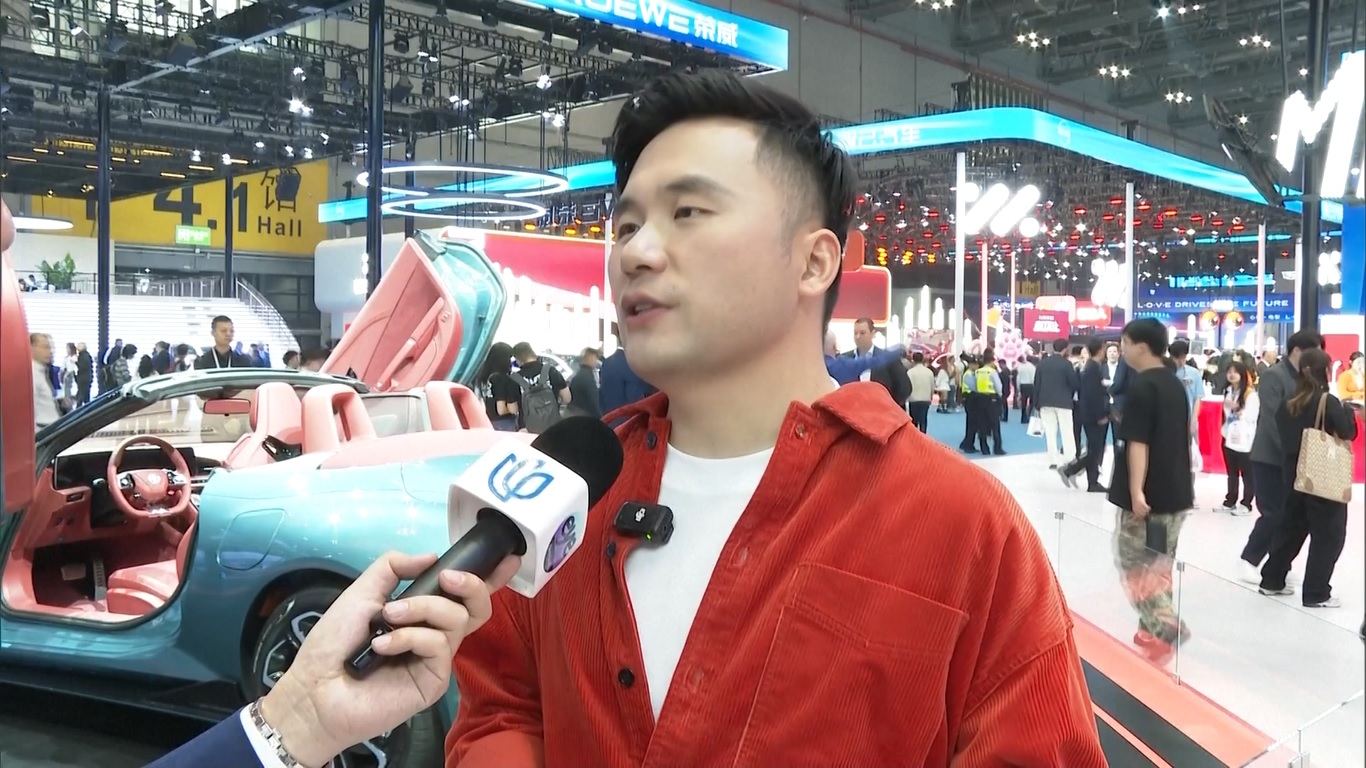 BMW memamerkan BMW Panoramic iDrive generasi berikutnya di pameran otomotif yang menampilkan tampilan head-up di seluruh lebar kaca depan