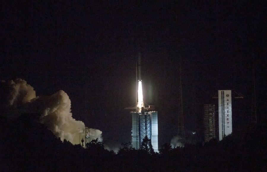 Tiongkok akan mengembangkan konstelasi satelit yang dinamai Queqiao atau Magpie Bridge untuk menyediakan layanan komunikasi navigasi dan pengindraan jauh dalam eksplorasi luar angkasa dalam (deep space)