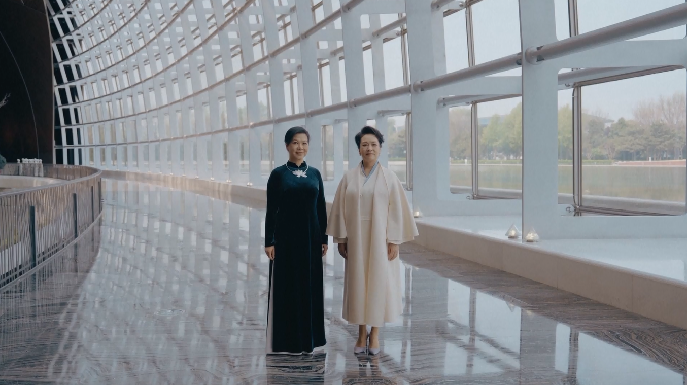 Peng Liyuan dan Ibu Negara Vietnam Kunjungi Pusat Seni Pertunjukan Nasional Tiongkok