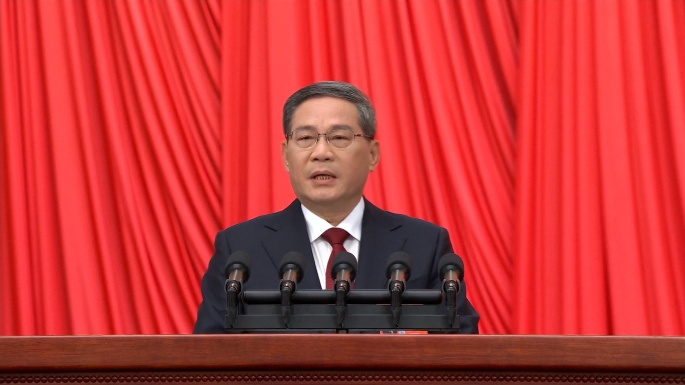 Perdana Menteri Li Qiang menyampaikan laporan kerja pemerintah atas nama Dewan Negara untuk dimusyawarahkan