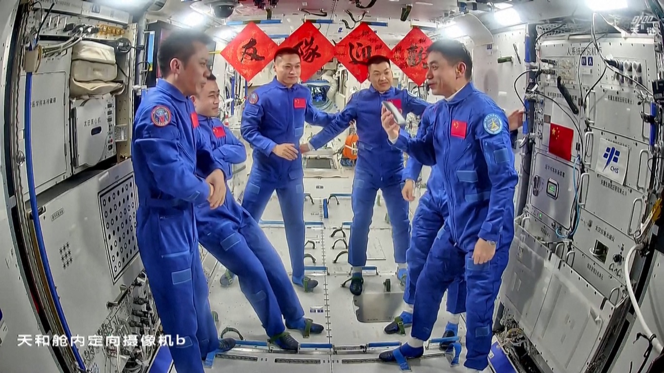 Para pendatang baru mengungkapkan kegembiraan mereka atas pertemuan ini dan berterima kasih kepada kru sebelumnya atas kerja keras mereka selama enam bulan terakhir