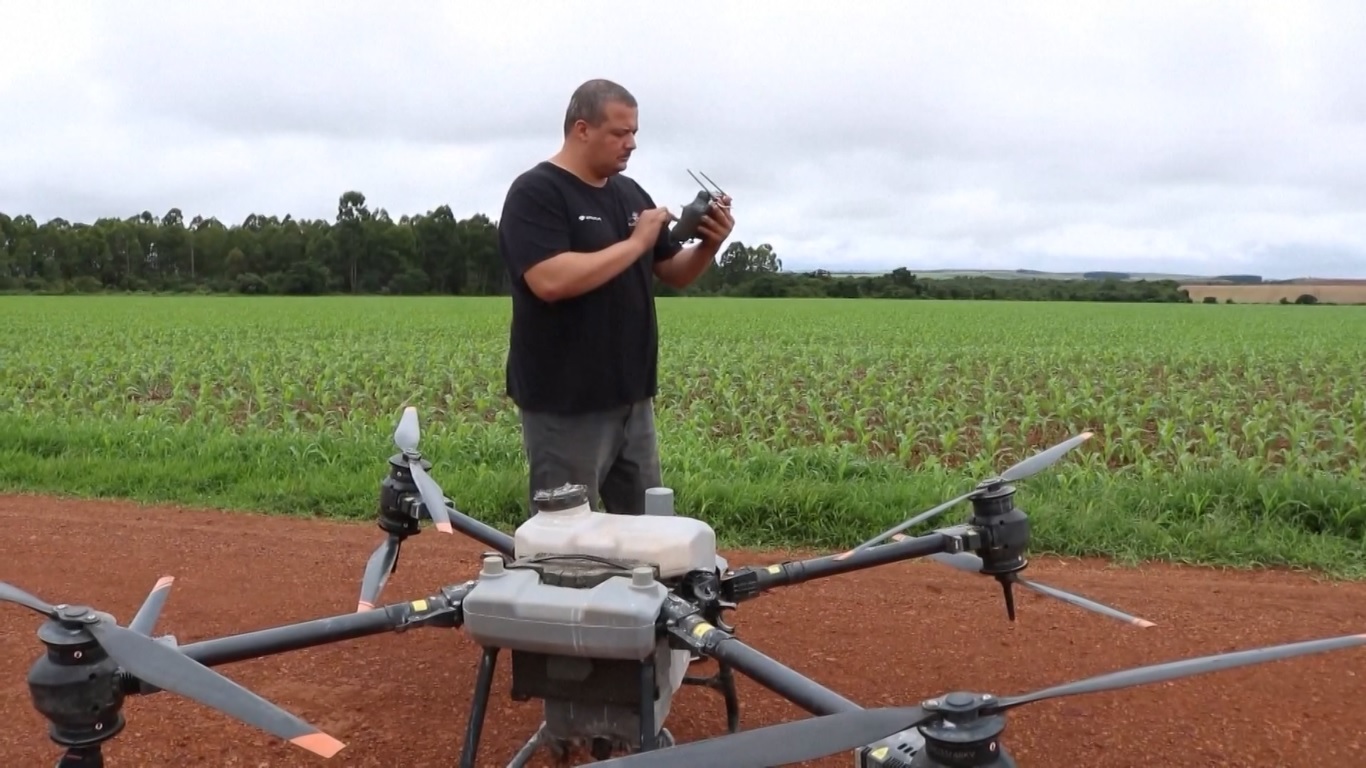 Petani lokal biasanya membiarkan sekitar lima persen lahan mereka tidak ditanami untuk memberi ruang bagi mesin pertanian besar