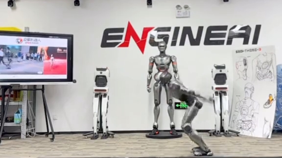 EngineAI mampu menghitung keseimbangan dinamis dan akselerasi sesaat secara tepat