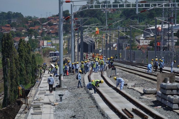 Fine adjustment dilakukan untuk memastikan tidak ada gelombang pada rel KCJB