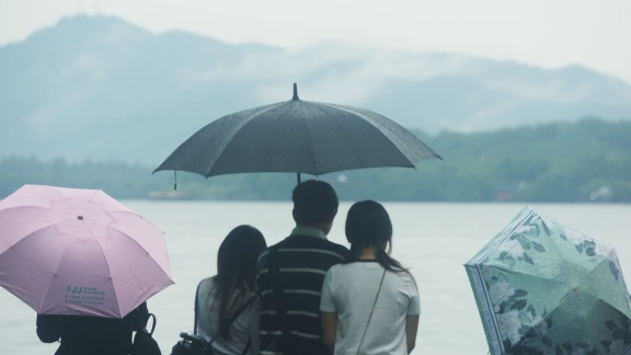 Observatorium nasional juga mengeluarkan peringatan biru tingkat terendah dalam sistem peringatan untuk cuaca konvektif seperti guntur angin kencang dan badai es yang diperkirakan akan melanda banyak wilayah termasuk Beijing Hebei Mongolia Dalam Hubei Anhui dan Jiangsu