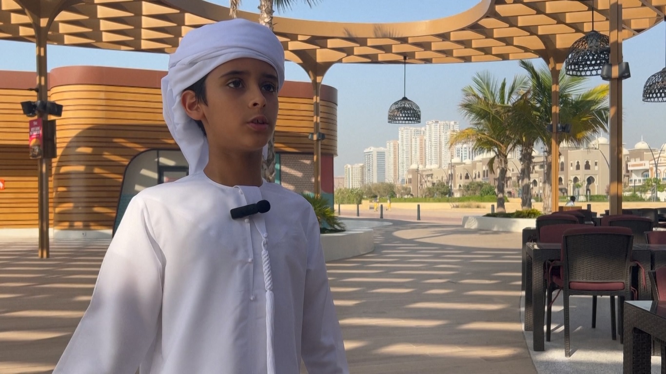 Beberapa siswa sekolah dasar menyapa para hadirin dan memperkenalkan diri mereka secara singkat dalam bahasa Mandarin yang fasih