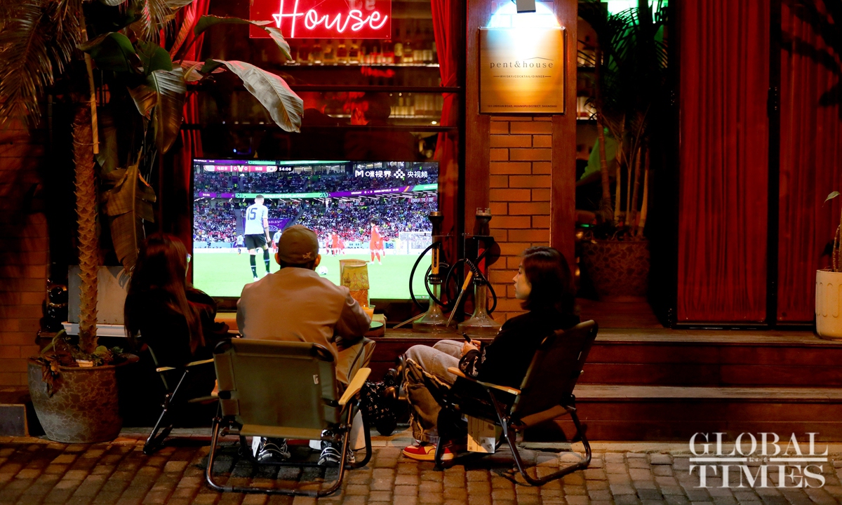 Di bawah tindakan pencegahan COVID-19 para penggemar sepak bola di Shanghai tetap antusias menyaksikan Piala Dunia