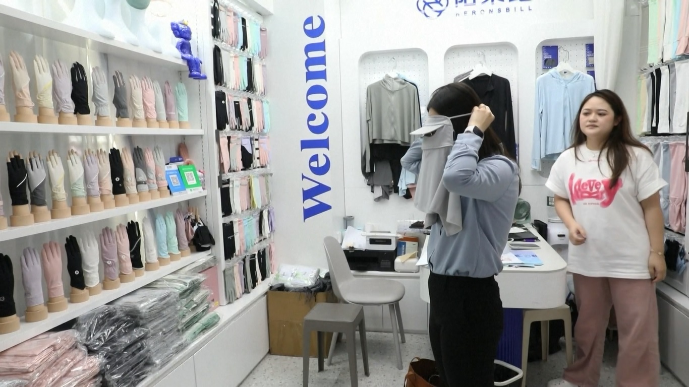 Penjualan pakaian pelindung matahari masker dan penutup lengan naik lebih dari 50 persen tahun ke tahun di bulan Juni 2023 selama Festival Belanja 618