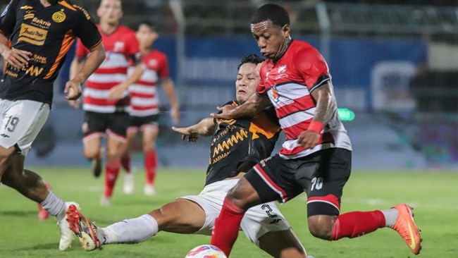 Perubahan klasemen Liga 1 terjadi setelah Madura United menang tipis 1-0 atas Persija Jakarta dalam pertandingan pekan ke-27 di Stadion Gelora Bangkalan