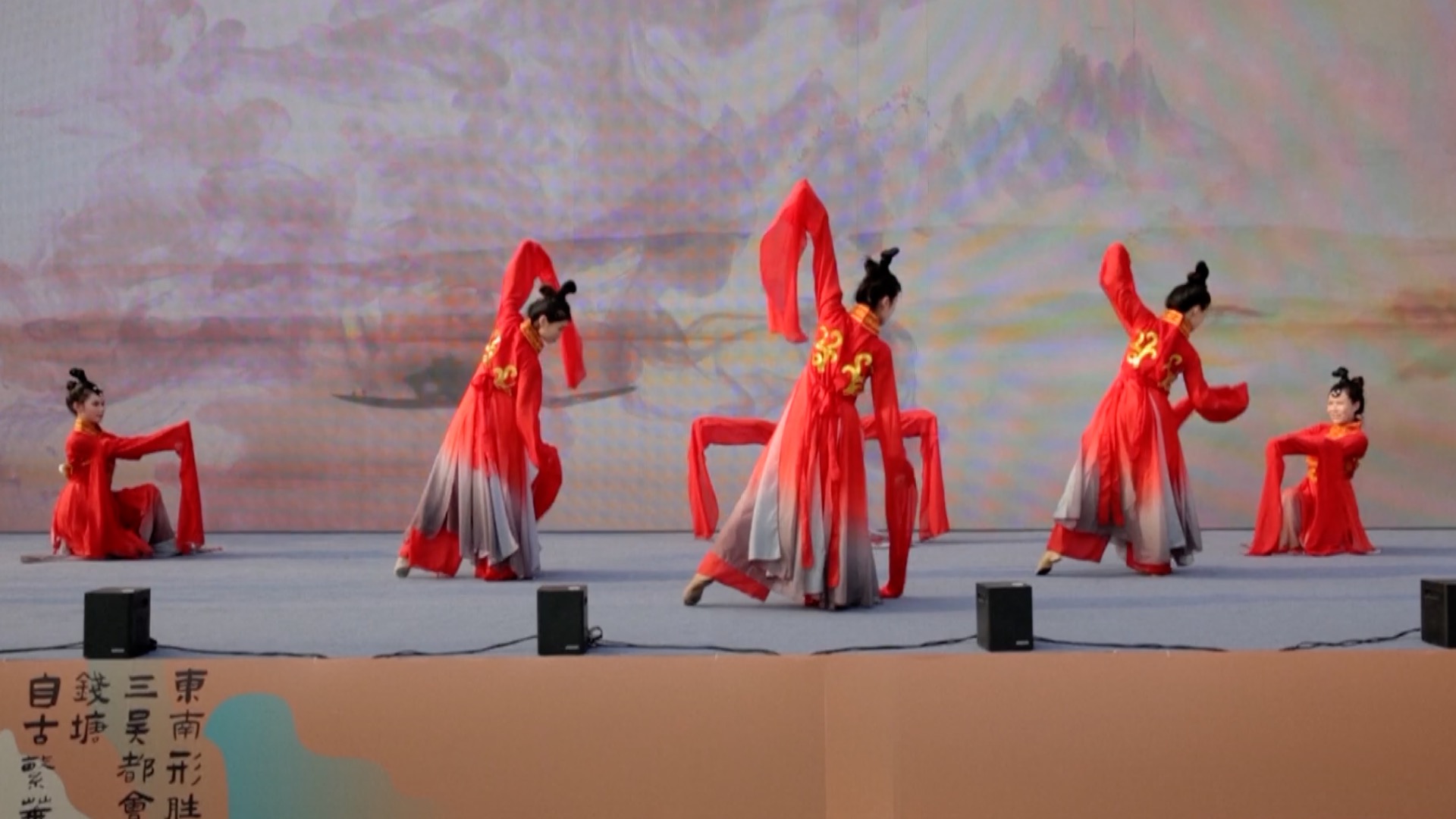 Otoritas kota Hangzhou telah membentuk beberapa zona pertunjukkan yang dilengkapi dengan layar tampilan dan lapangan olahraga memungkinkan penduduk untuk merasakan suasana Asian Games ke-19