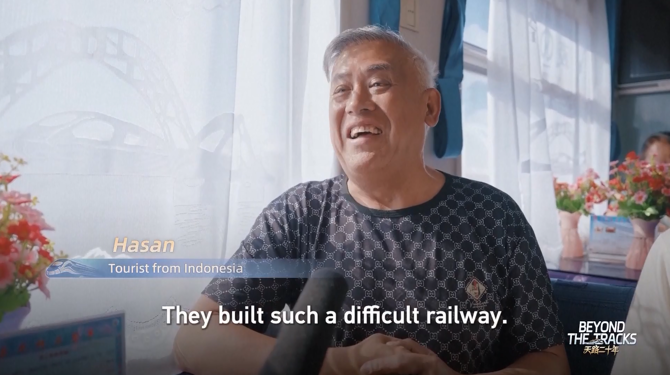 Jalur Kereta Api Tertinggi di Dunia Ini Berfungsi sebagai Jembatan yang Hubungkan Wilayah Paling Barat Tiongkok