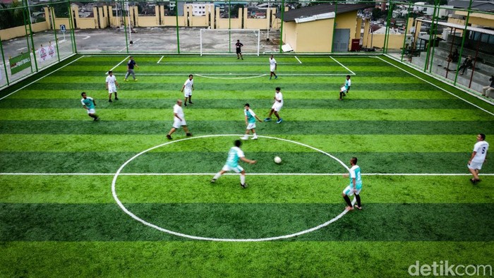 Mini soccer sebenarnya ditujukan untuk anak-anak Tapi perkembangan kemudian membuat mini soccer menarik minat orang dewasa 