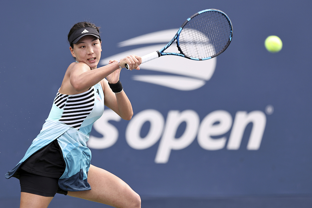 Bintang tenis putra peringkat teratas Tiongkok Zhang Zhizhen mengalahkan petenis AS J