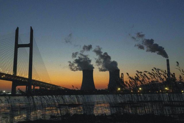 Program ini menetapkan batasan emisi karbon untuk setiap unit listrik yang dihasilkan oleh pembangkit listrik