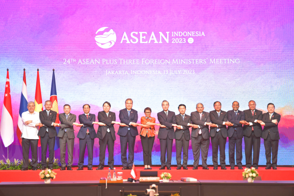 Pejabat-pejabat dan para ahli ASEAN menganggap bahwa ASEAN mempertahankan semangat yang independen dan mandiri