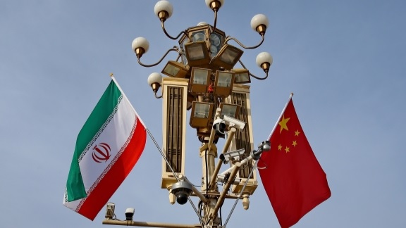 Tiongkok telah mencatat pernyataan Iran bahwa tindakan yang diambil terbatas dan merupakan tindakan membela diri dalam menanggapi serangan terhadap konsulat Iran di Suriah