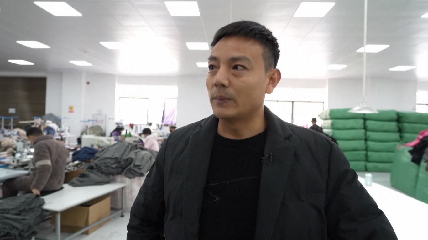 Sebuah pabrik garmen di Kota Tianmen