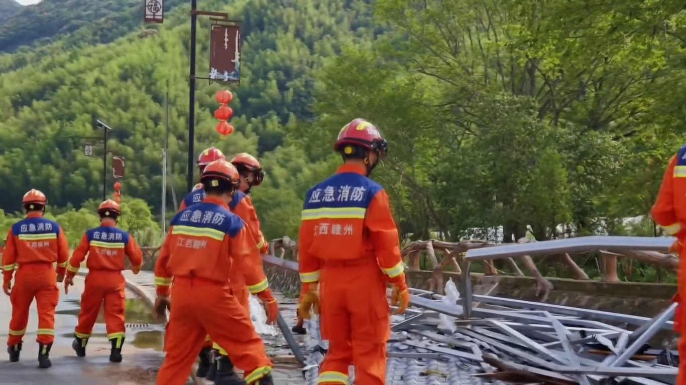 Pasukan pemadam kebakaran dan penyelamatan setempat bergegas ke tempat kejadian