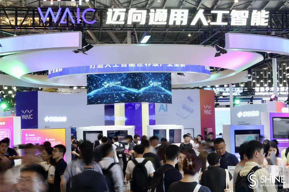 Pameran empat hari ini akan menampilkan lebih dari 500 peserta pameran yang setengahnya berasal dari luar Shanghai termasuk raksasa luar negeri seperti Tesla Microsoft dan Schneider Electric