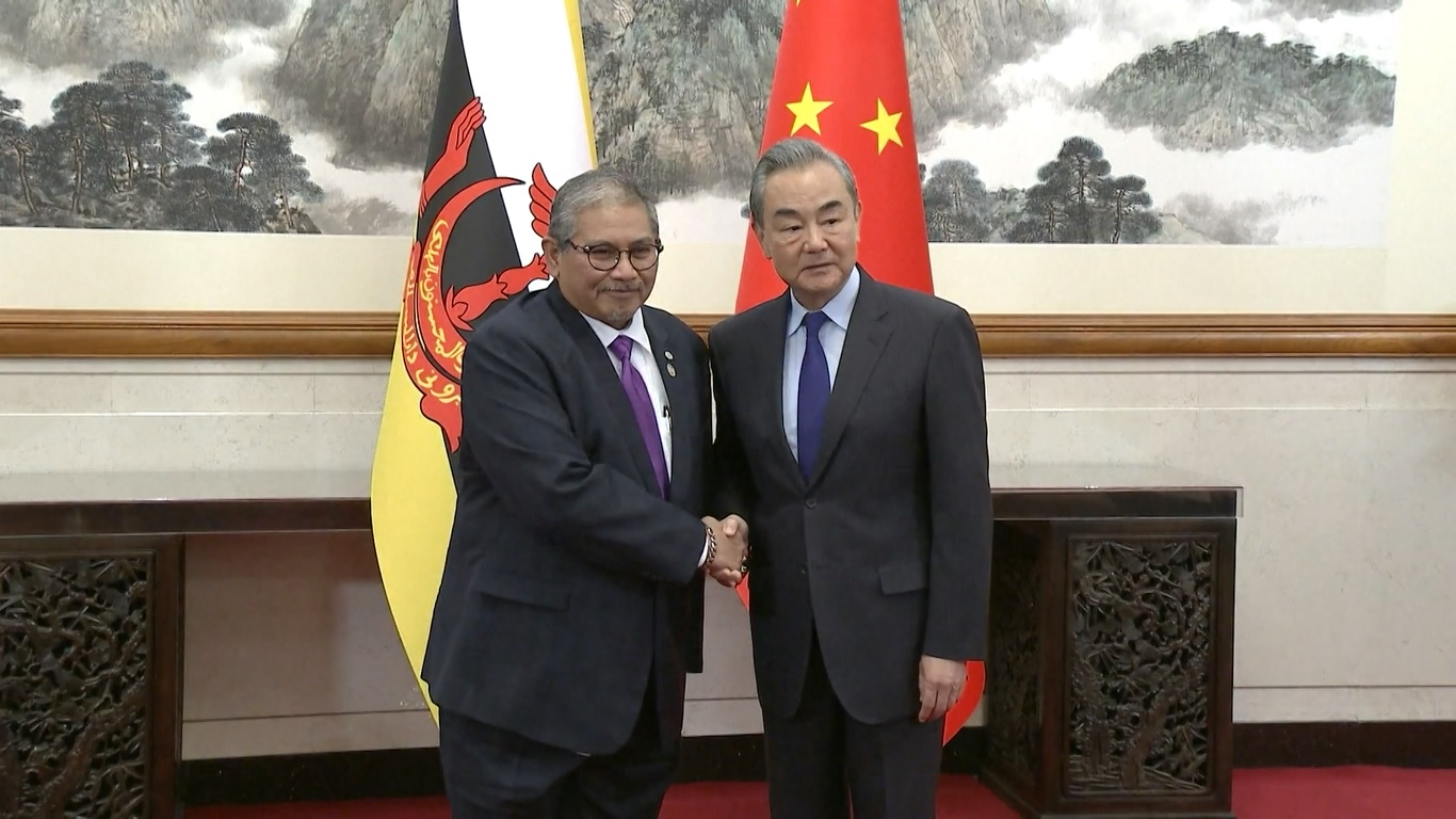 Kedua belah pihak juga bertukar pandangan tentang isu-isu internasional dan regional yang menjadi perhatian bersama