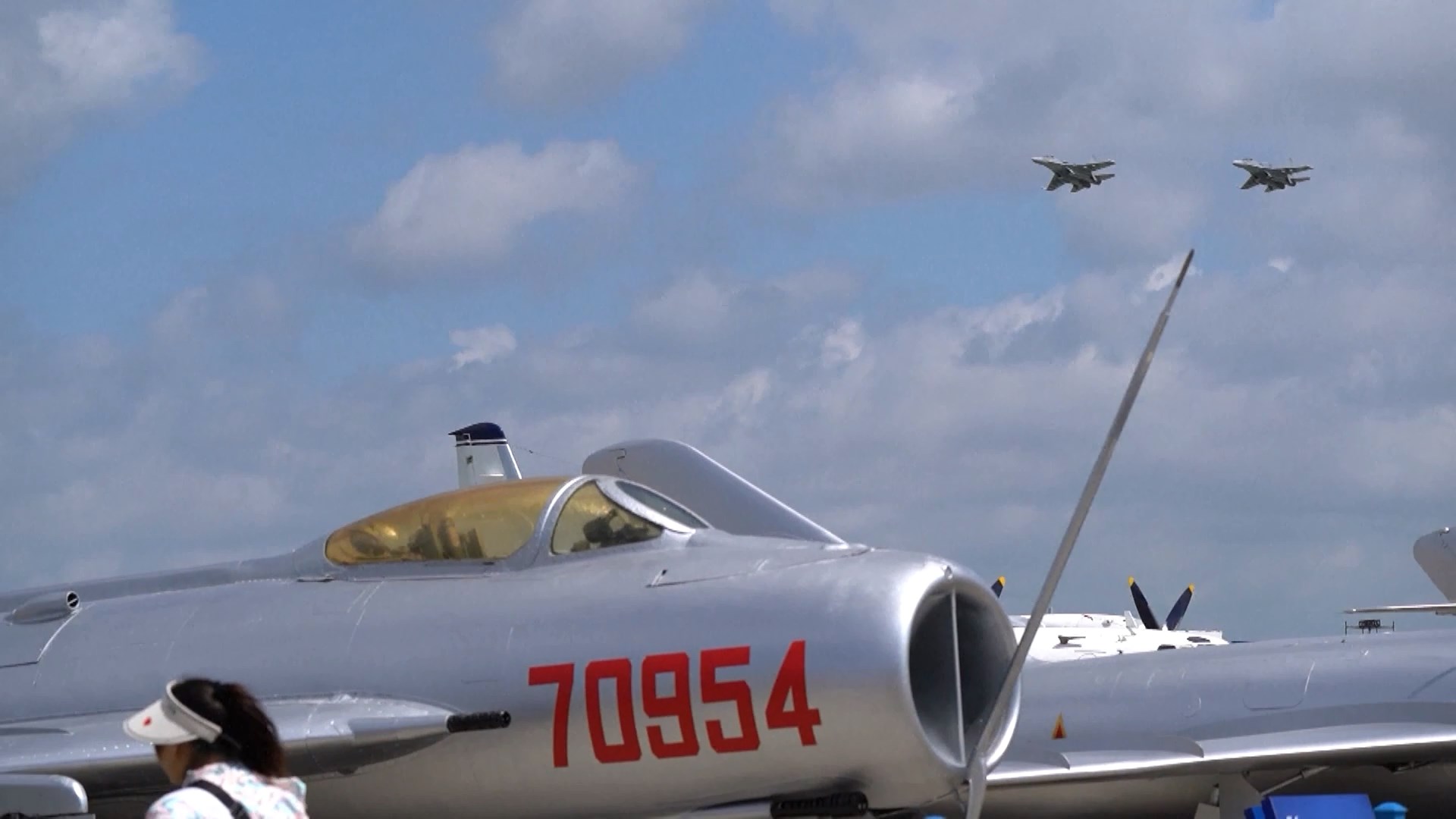 Dua jet J-16 meraung di atas tribun pada ketinggian rendah