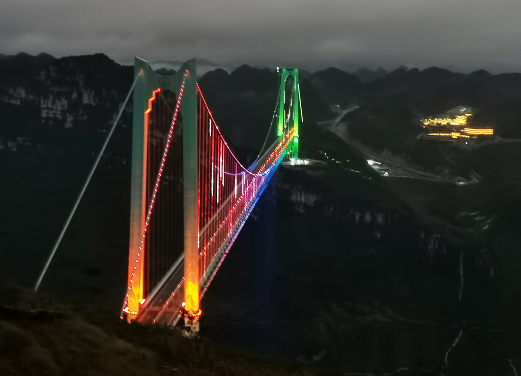 Pemandangan Malam yang Menakjubkan dari Jembatan Ngarai Guizhou Huajiang