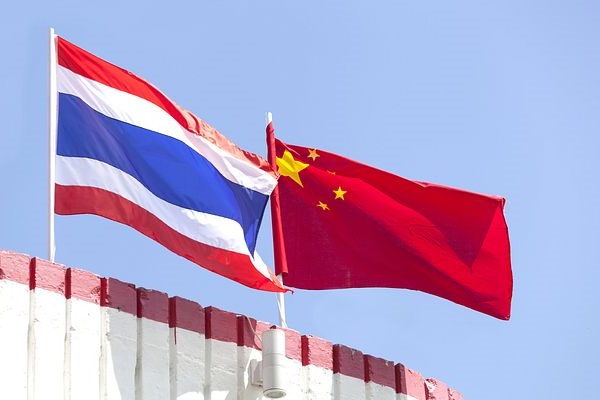 Tiongkok bersedia bersama dengan Thailand mengembangkan persahabatan meningkatkan komunikasi strategis memperkuat kerja sama pragmatis mendorong pembangunan komunitas senasib sepenanggungan Tiongkok dan Thailand untuk terus maju dengan kokoh