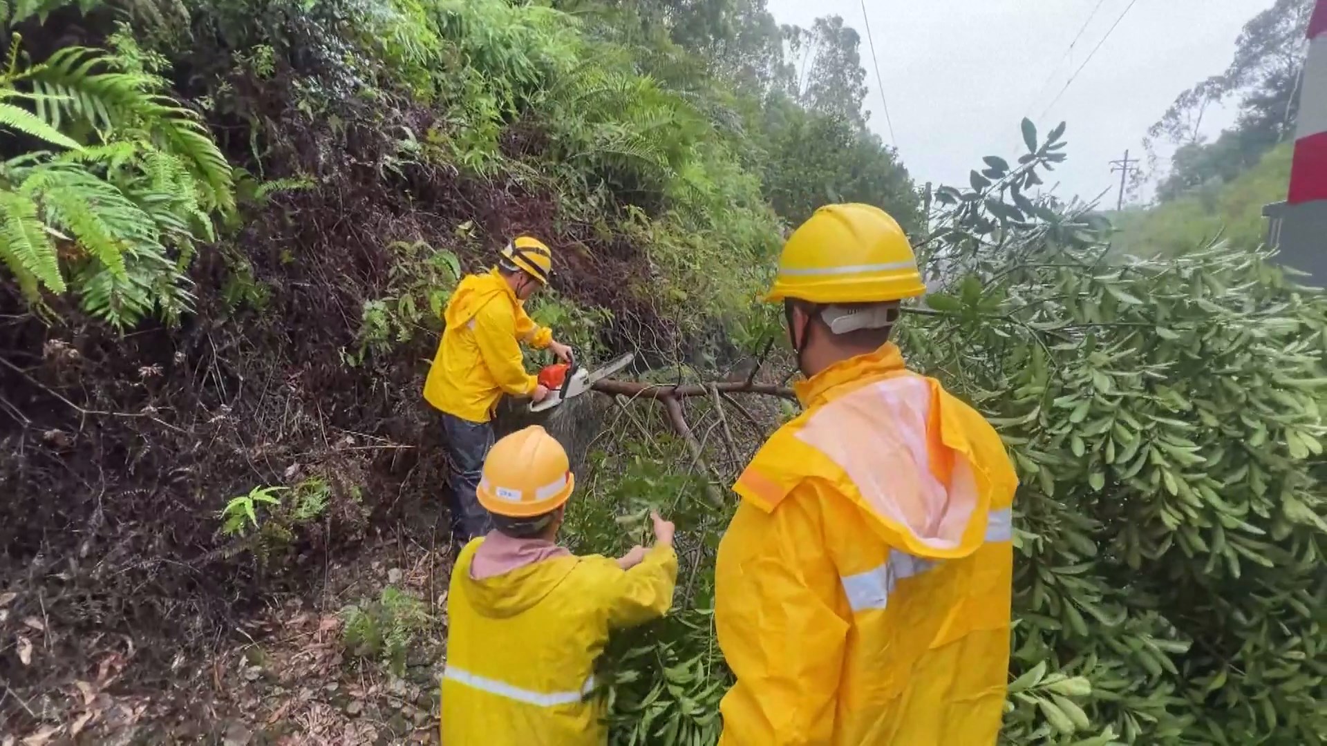 Pihak berwenang di Tiongkok selatan telah meningkatkan upaya penyelamatan setelah Topan Super Yagi menderu ke daratan membawa angin kencang