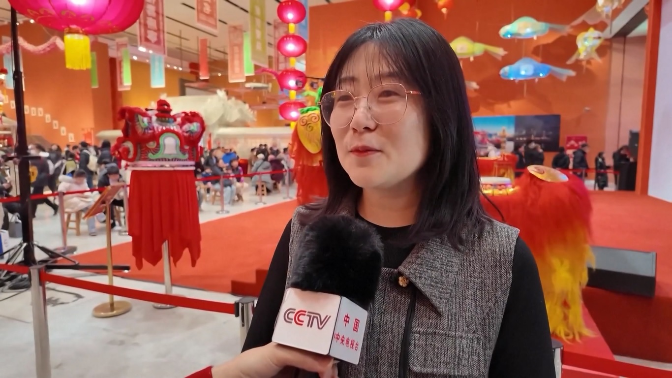 Tradisi berjalan-jalan di sepanjang jalan yang dihiasi lentera merupakan puncak dari Festival Musim Semi dan kota-kota di seluruh Tiongkok telah diterangi dengan pertunjukan lentera yang memukau