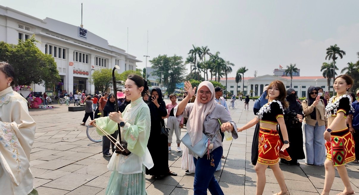 Pertunjukan Tari dan Lagu Etnis Tiongkok Meriahkan Jakarta, Di Balik Gerakan Tari Terjalin Ikatan Erat