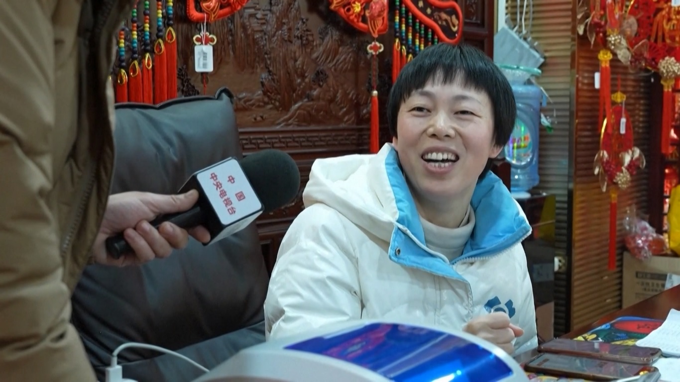 Loong atau naga Tiongkok adalah hewan kelima dalam siklus zodiak Tiongkok Ini adalah makhluk legendaris yang diyakini sebagai yang paling beruntung dari 12 tanda zodiak Tiongkok