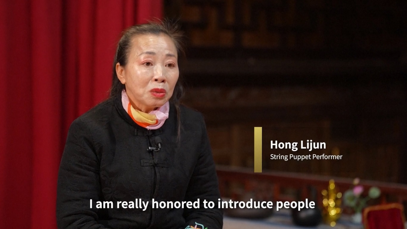 Para pengrajin terampil ini menghembuskan kehidupan ke dalam wayang senar tradisional