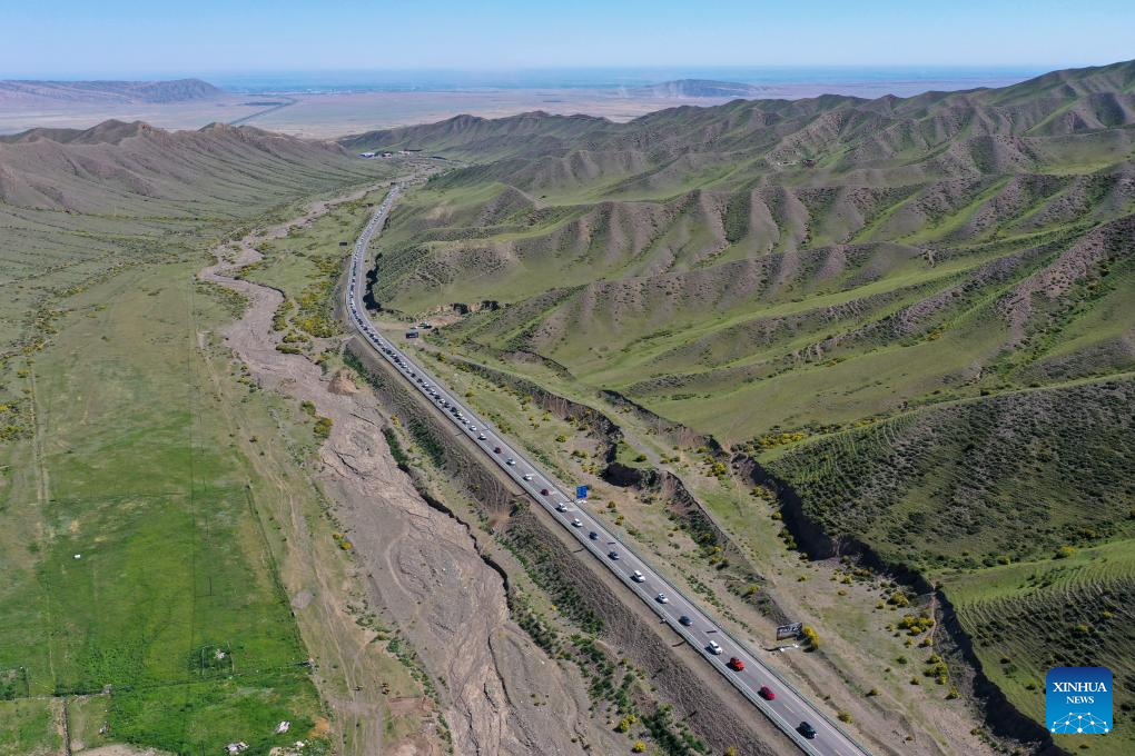 Jalan Raya Duku akan ditutup sementara setiap musim dingin karena meningkatnya hujan salju dan lapisan es di jalan raya Lalu lintas biasanya dilanjutkan pada bulan Juni di tahun mendatang