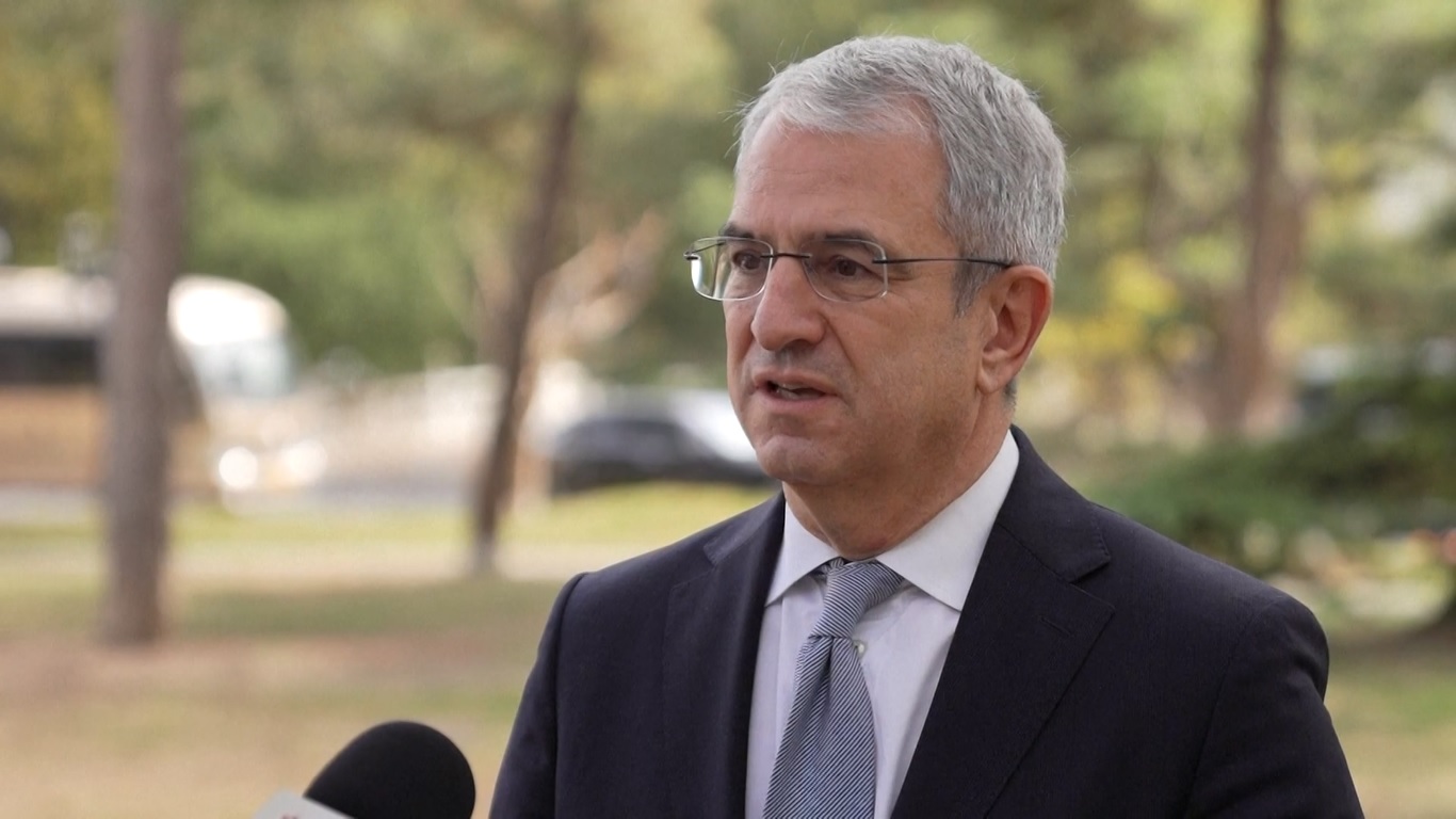 Mereka percaya bahwa pendorong pertumbuhan baru di berbagai sektor di Tiongkok semakin menguat -- memberikan momentum yang berkelanjutan dan kuat bagi ekonomi Tiongkok sekaligus menghadirkan peluang baru bagi komunitas global