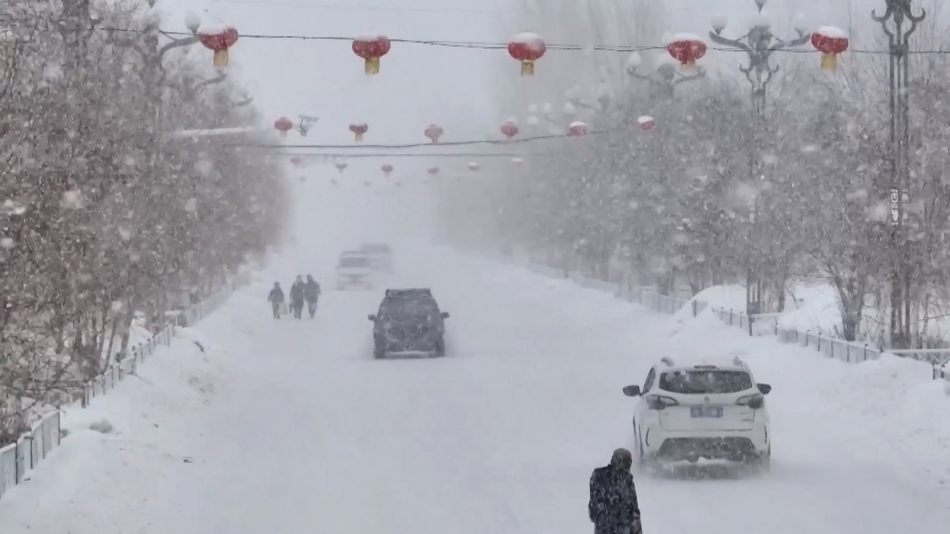 Cuaca bersalju memaksa departemen kereta api setempat untuk menghentikan operasi beberapa kereta api selama akhir pekan