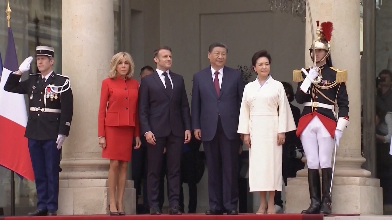 Kedua belah pihak juga melakukan pertukaran pandangan yang mendalam mengenai isu-isu internasional dan regional yang menjadi kepentingan bersama