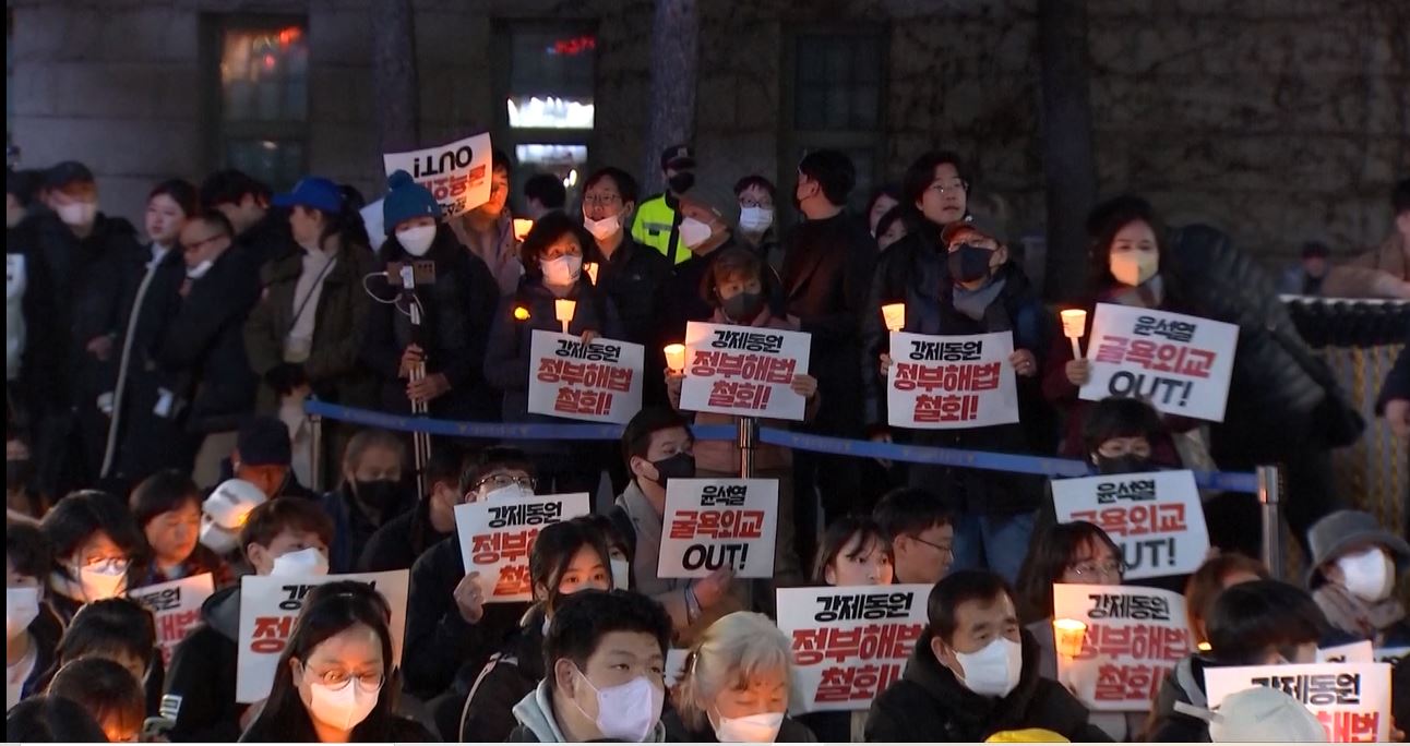 Korea Selatan secara kontroversial setuju untuk membayar kompensasi kepada warganya sendiri yang dipaksa bekerja di pabrik-pabrik Jepang selama Perang Dunia Kedua