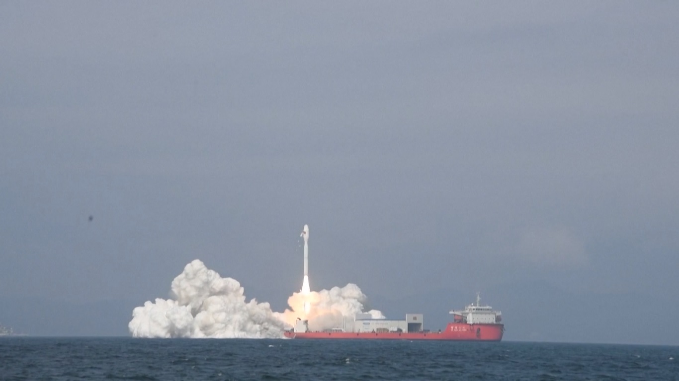Roket tersebut meluncur pada pukul 11:06 dari perairan lepas pantai Yangjiang