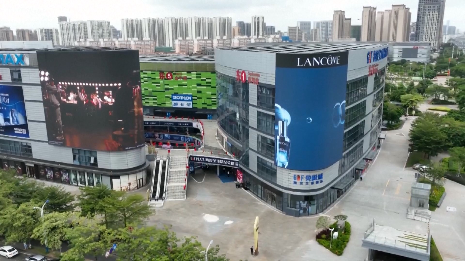 Provinsi pulau ini telah lama dikenal di kalangan wisatawan Tiongkok karena mal-mal bebas pajaknya yang besar