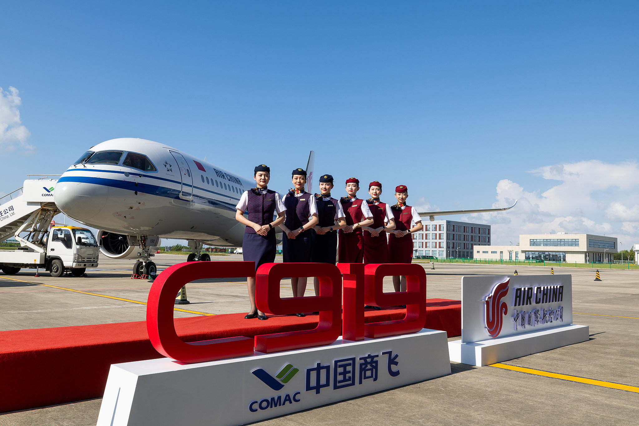 Pesawat C919 yang dioperasikan oleh China Southern Airlines (CSA) dan membawa 132 penumpang terbang dari Guangzhou ke Hangzhou pada Sabtu pagi
