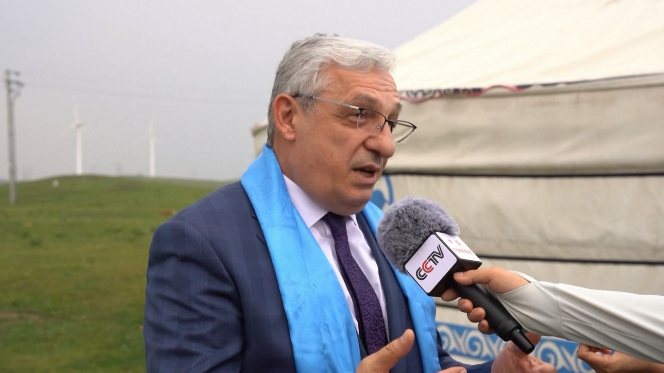 Para utusan juga mengunjungi rumah-rumah penggembala lokal dan berbincang-bincang dengan mereka