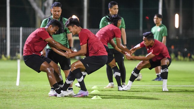 Ketua Umum PSSI Erick Thohir mengaku membuka opsi mengumpulkan pemain-pemain Timnas Indonesia U-20 dan U-22 di satu klub yang sama sebagai bentuk program jangka panjang