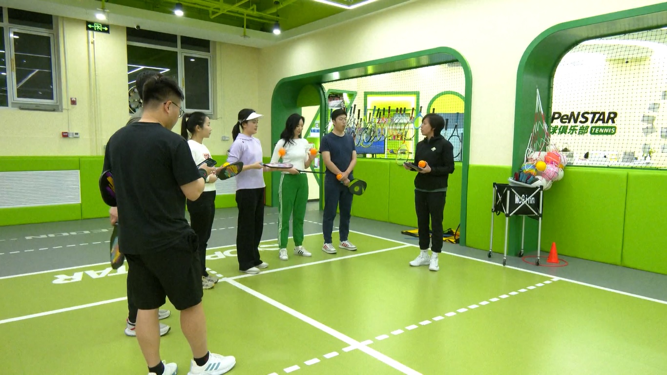 Pickleball seukuran bola tenis tetapi dengan banyak lubang kecil di atasnya Ini dimainkan dengan bat yang sedikit lebih besar dari bat pingpong