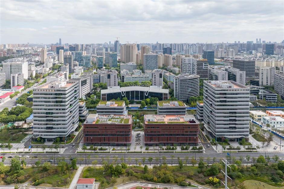Menurut Komisi Sains dan Teknologi Jing'an distrik tersebut akan mempercepat pembangunan basis industri big data pusat daya komputasi awan hibrida AI Pusat Inovasi Ekosistem Blockchain dan proyek besar lainnya