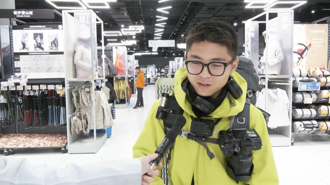 Di sebuah toko perlengkapan olahraga di Kota Wuhan