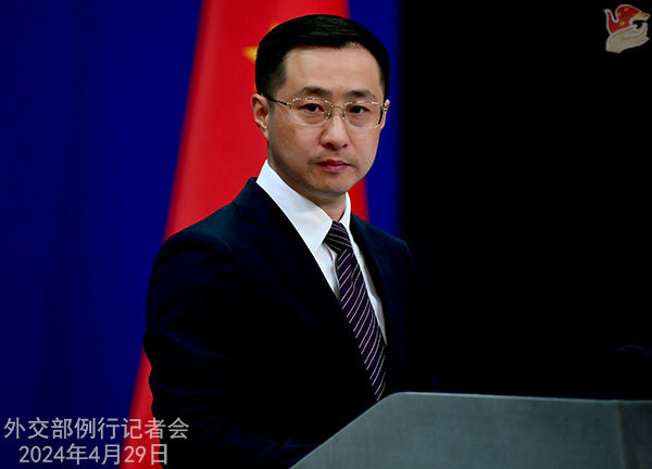 Tiongkok dengan tegas menentang pihak AS bersikeras meluluskan dan menandatangani serangkaian RUU bantuan militer kepada luar negeri yang mengandung isi negatif terkait Tiongkok